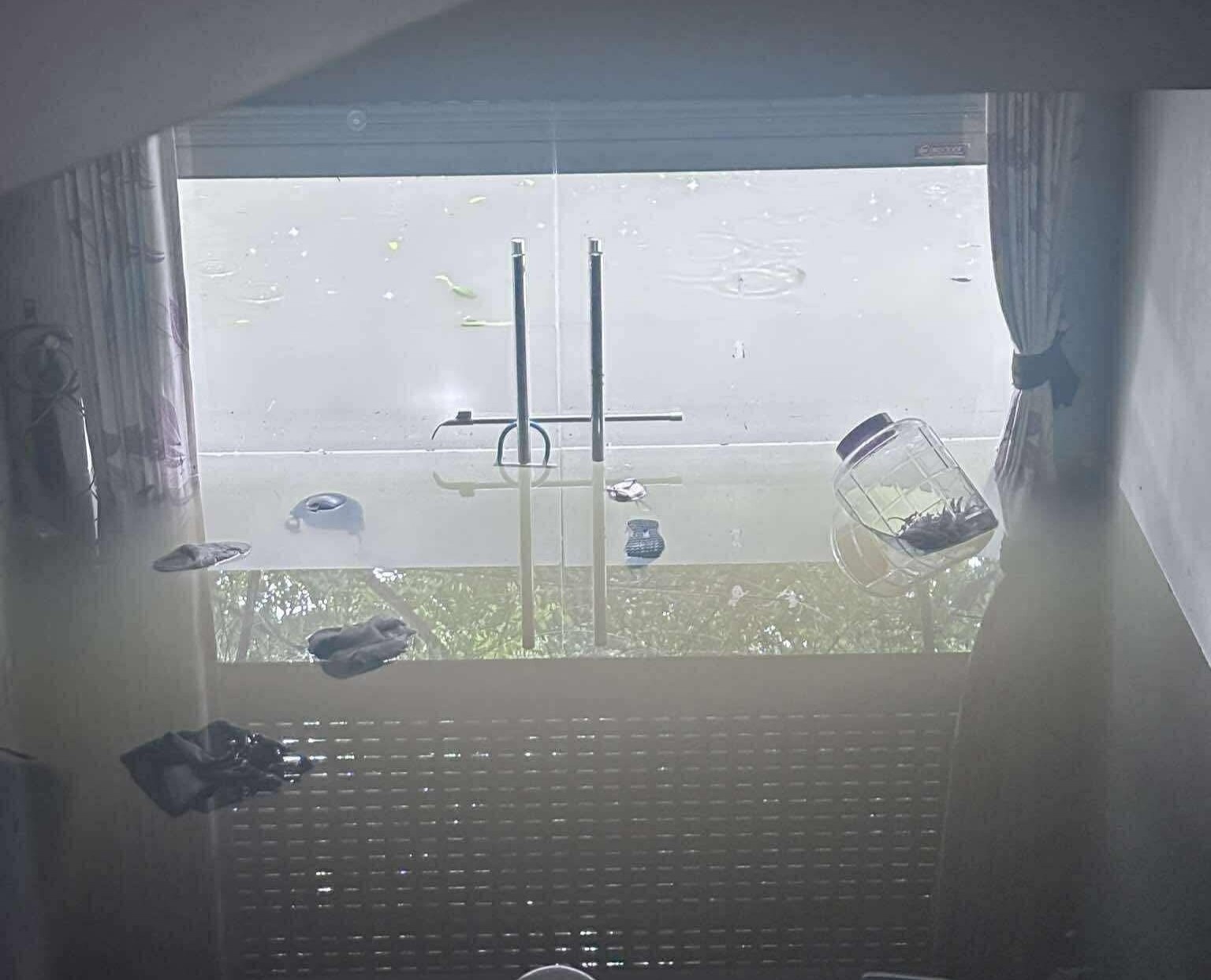 Nha ngap bit cua, cu dan Ha Noi keu cuu vi bi co lap, ngat nuoc hinh anh