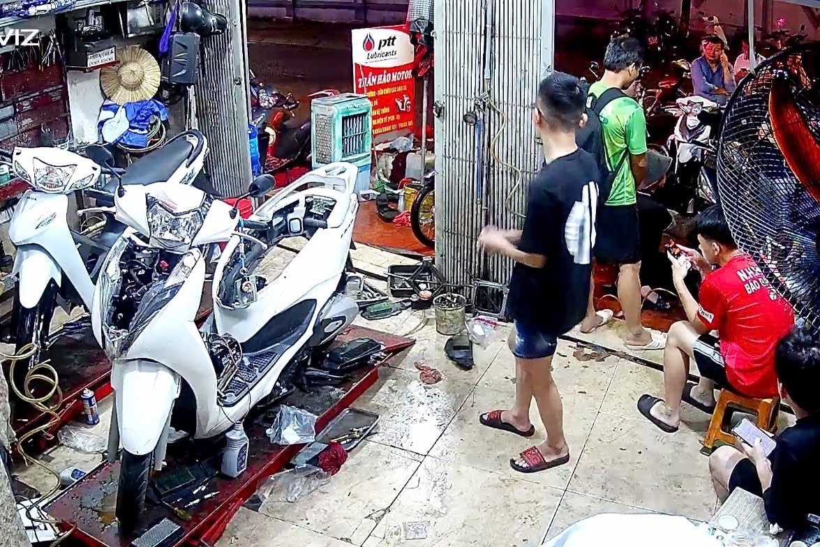 Canh 'vo tran' chua tung thay o cac tiem sua xe Ha Noi sau mua ngap hinh anh