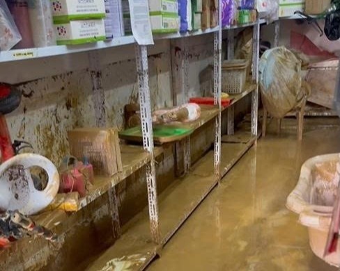 Bat khoc khi ca cua hang ngap trong nuoc lu o Thai Nguyen hinh anh