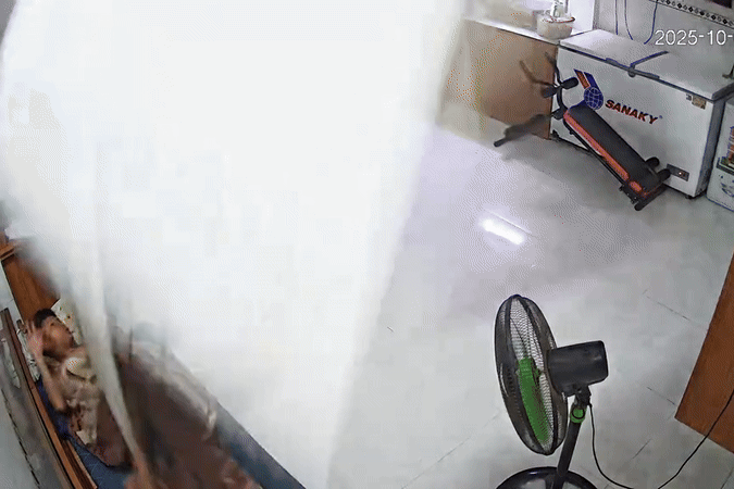 Cau be 12 tuoi cuu em gai khi tran nha do sap o Da Nang hinh anh