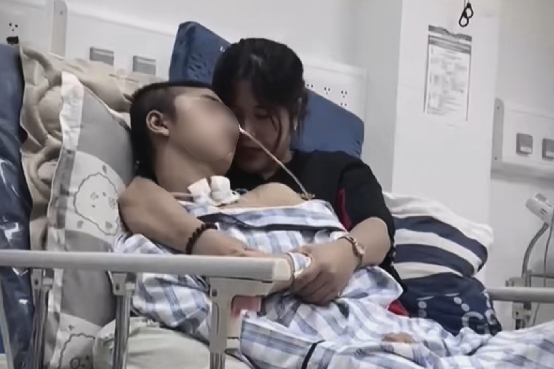 Co gai kiem tien cham ban trai xuat huyet nao: 'Huy oi, day om em di' hinh anh