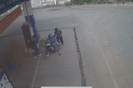 Chong bo quen vo khi do xang, nhan vien chay theo 8 km de tra nguoi hinh anh