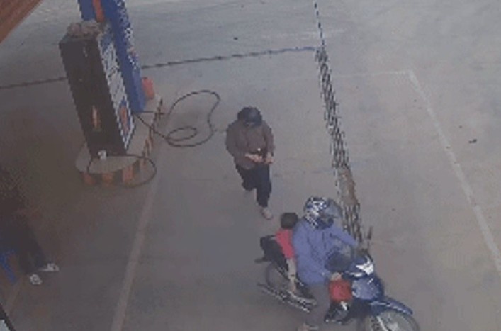 Nhan vien cay xang chay 8 km 'ship vo cho khach' hinh anh