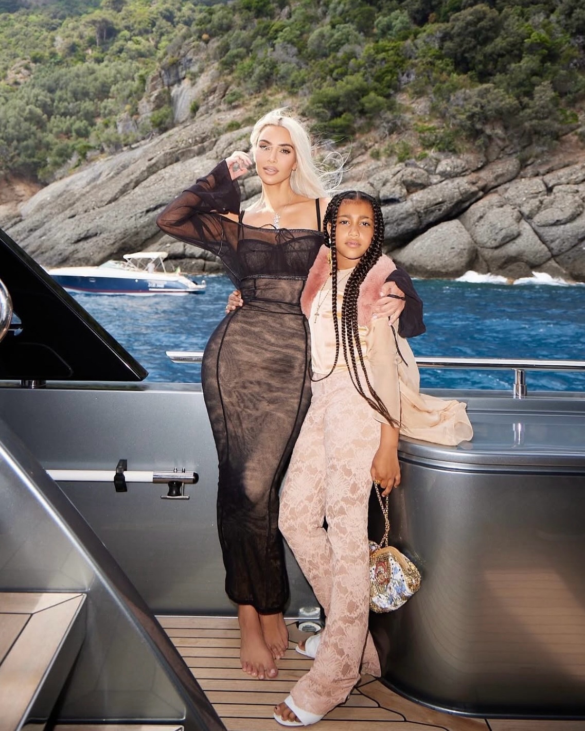 con gái Kim Kardashian ảnh 1 con gai Kim Kardashian anh 1