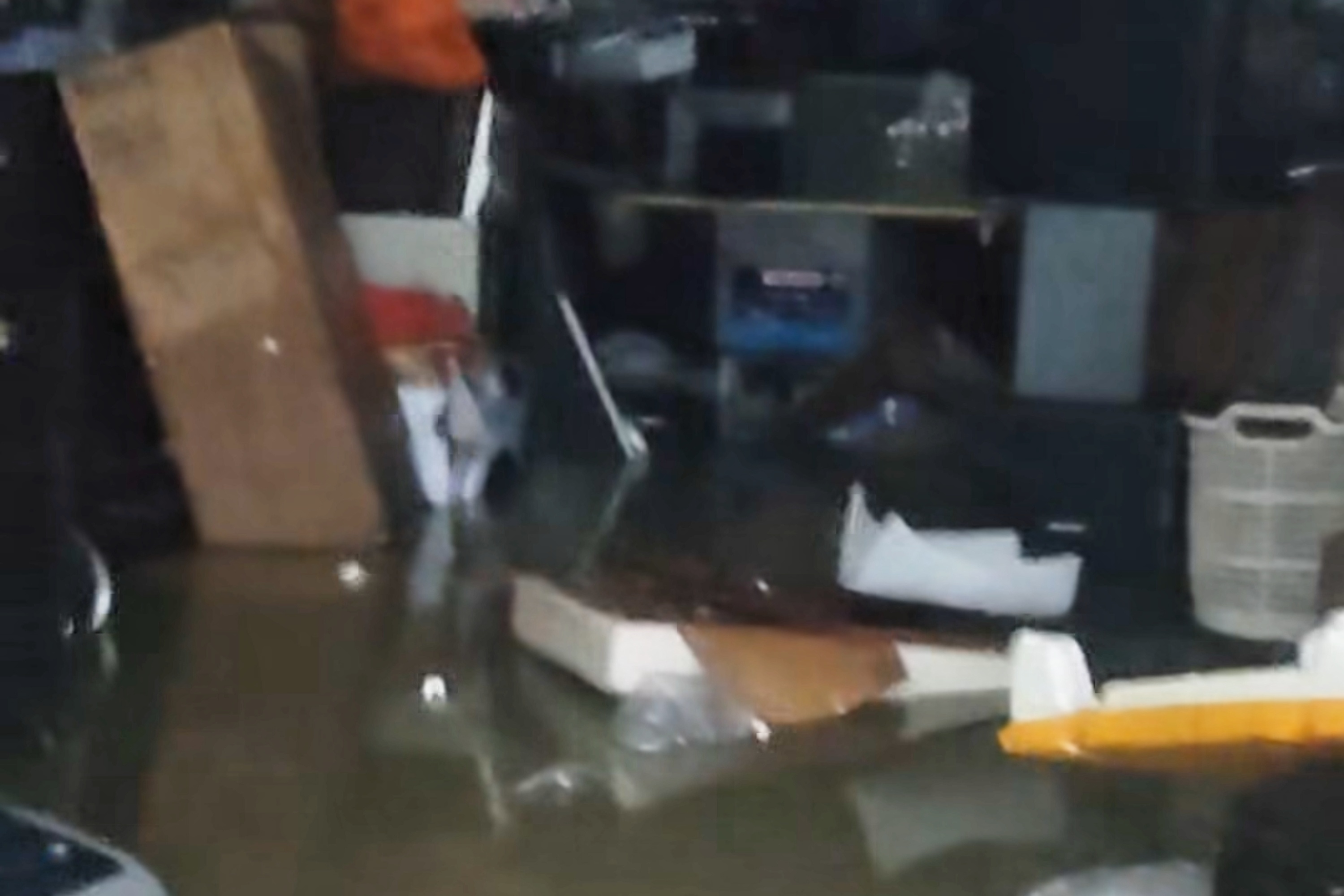 Chu shop do dien tu bat luc nhin nuoc lu tran vao kho hang o Hue hinh anh