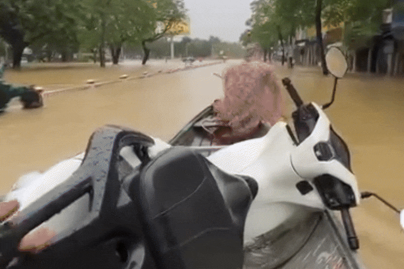 Hue ngap lich su, nguoi dan dung ghe cho xe SH di tranh lu hinh anh