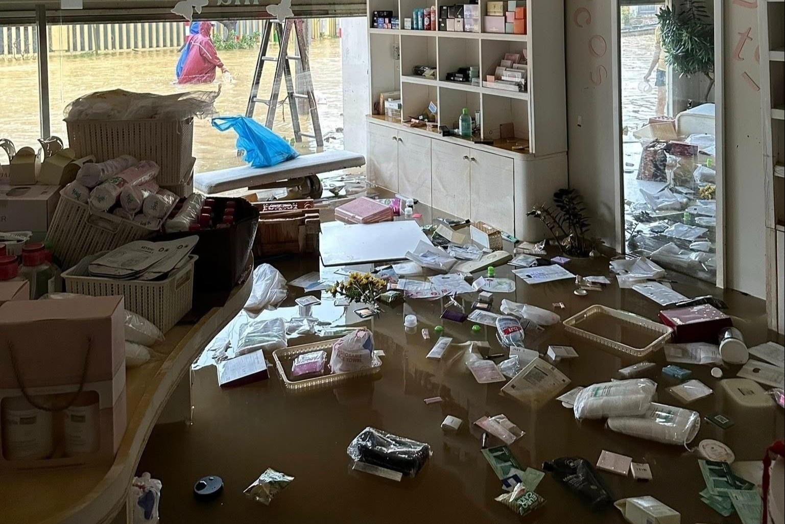 Chu shop o Hue bat luc nhin von lieng 'ra di' theo dong lu hinh anh