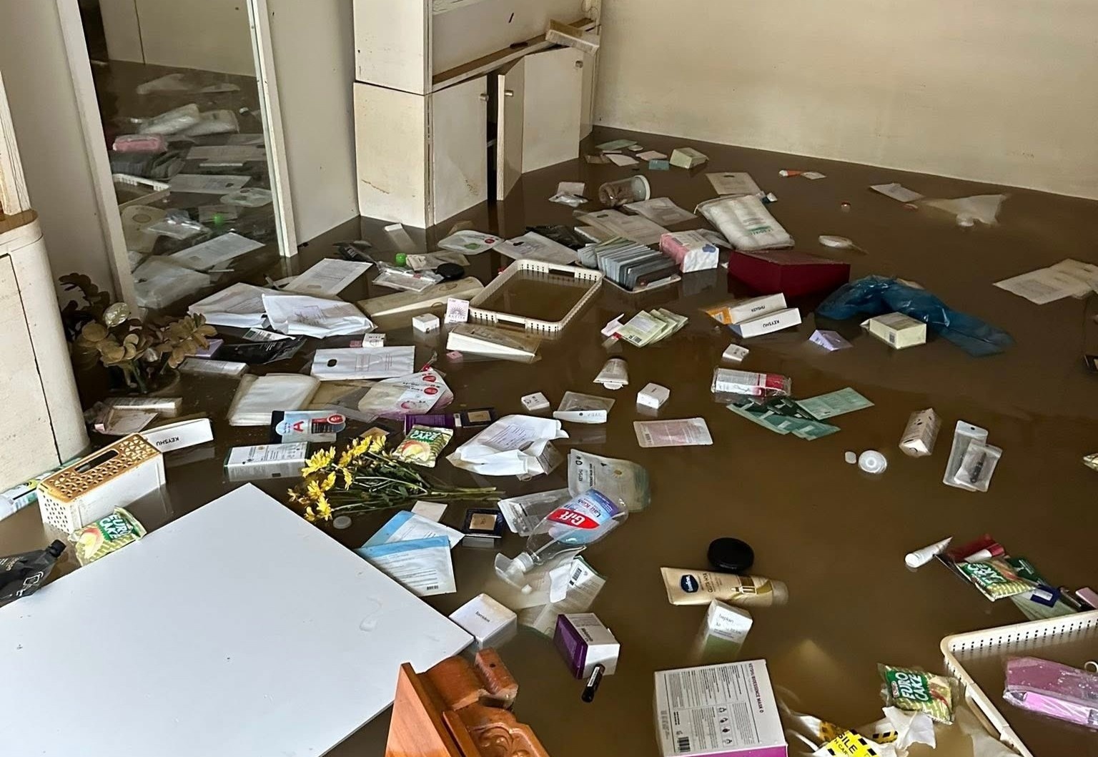 Shop my pham o Hue ngap nuoc, hang hoa troi lenh benh trong lu ky luc hinh anh