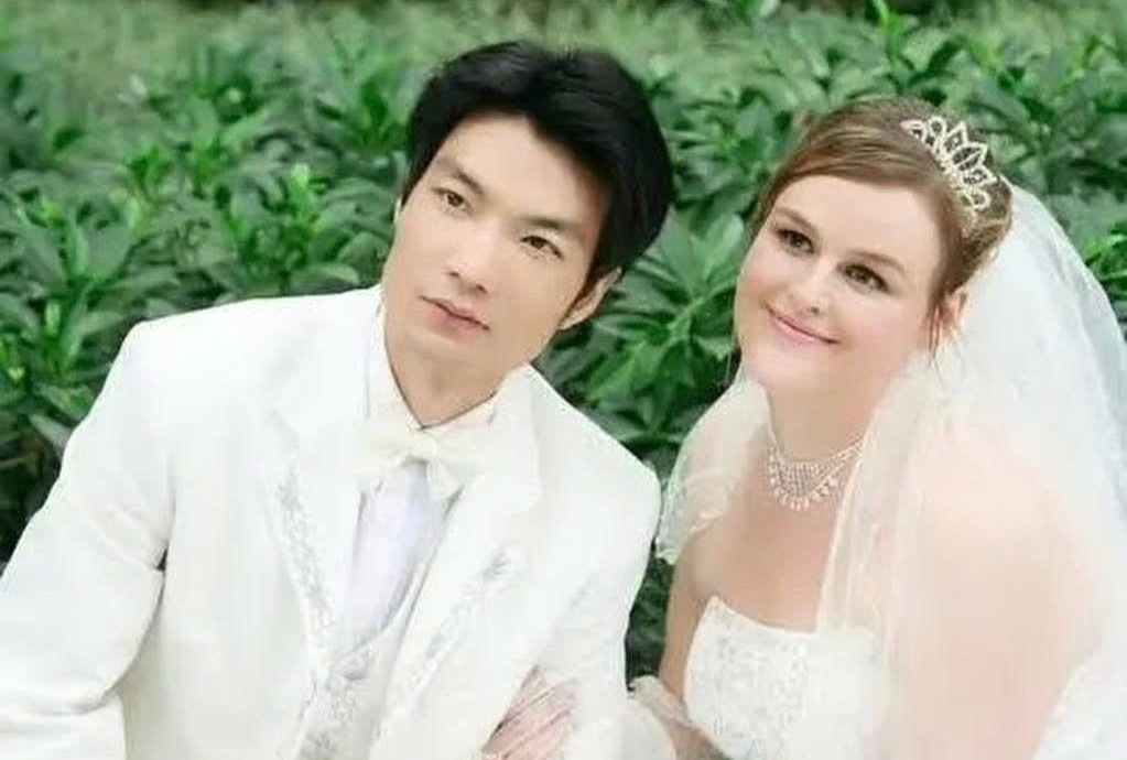 Nam nhan vien tiem massage TQ cuoi co giao mam non My 20 nam truoc hinh anh