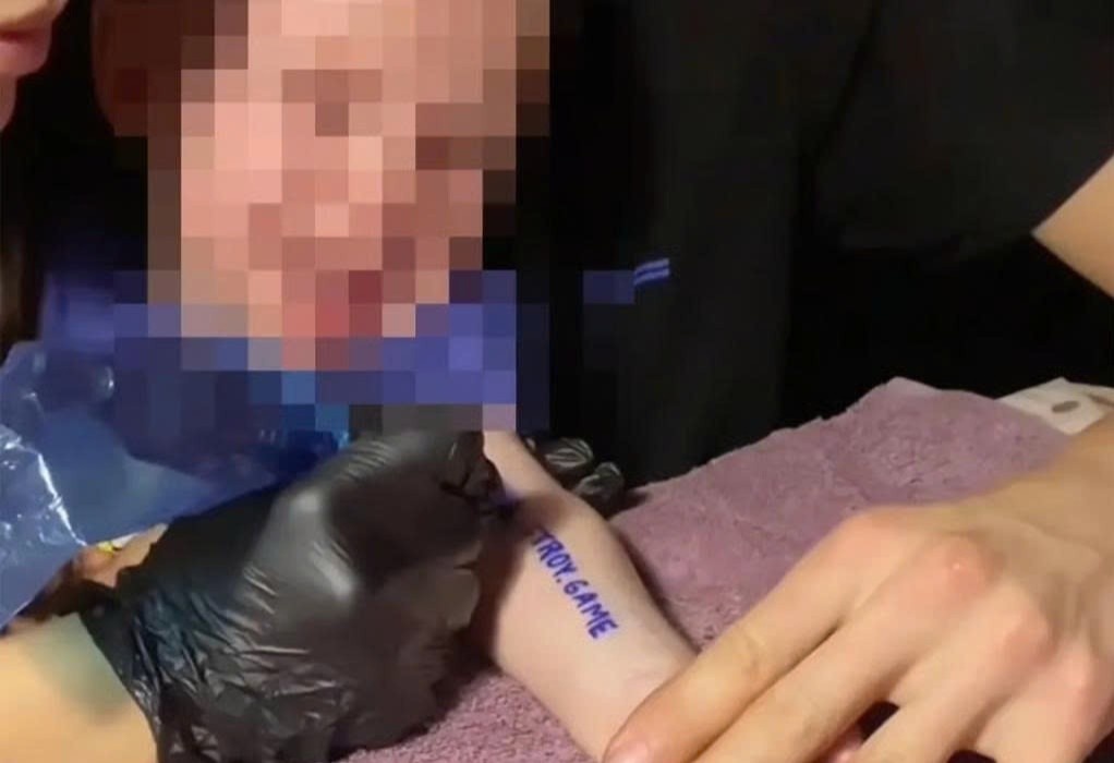 Cha me Nga xam len tay con 1 tuoi de trung thuong nha gay phan no hinh anh