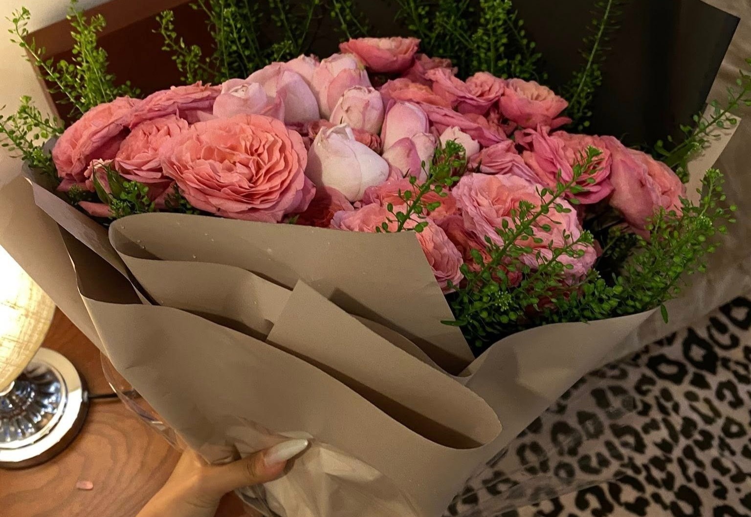 Co gai bi 'chem' bo hoa hon 1 trieu dong o cho dem noi tieng hinh anh