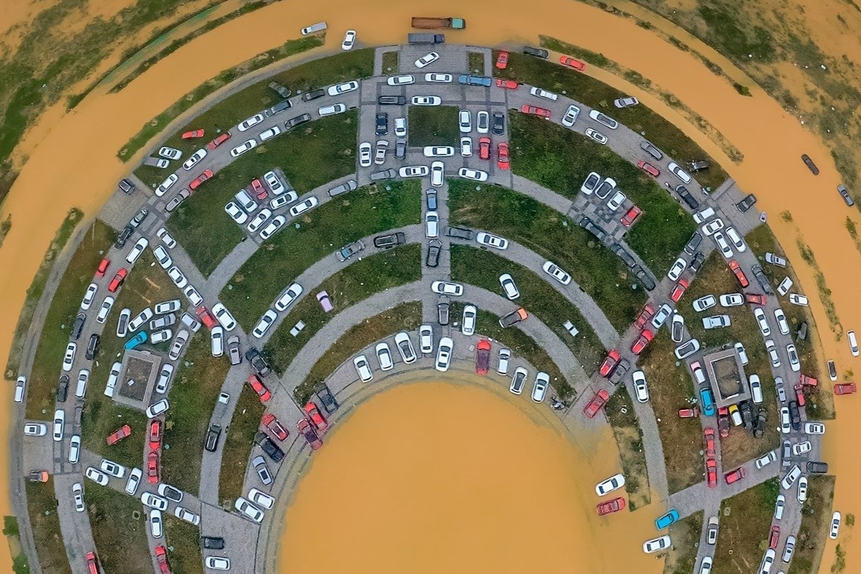 Oto ngam nuoc hu hai nam la liet tren duong sau lu lich su o Hue hinh anh