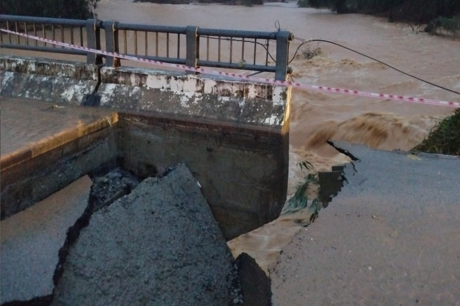 Lu chong lu, cau o Hue bi cuon sap hinh anh