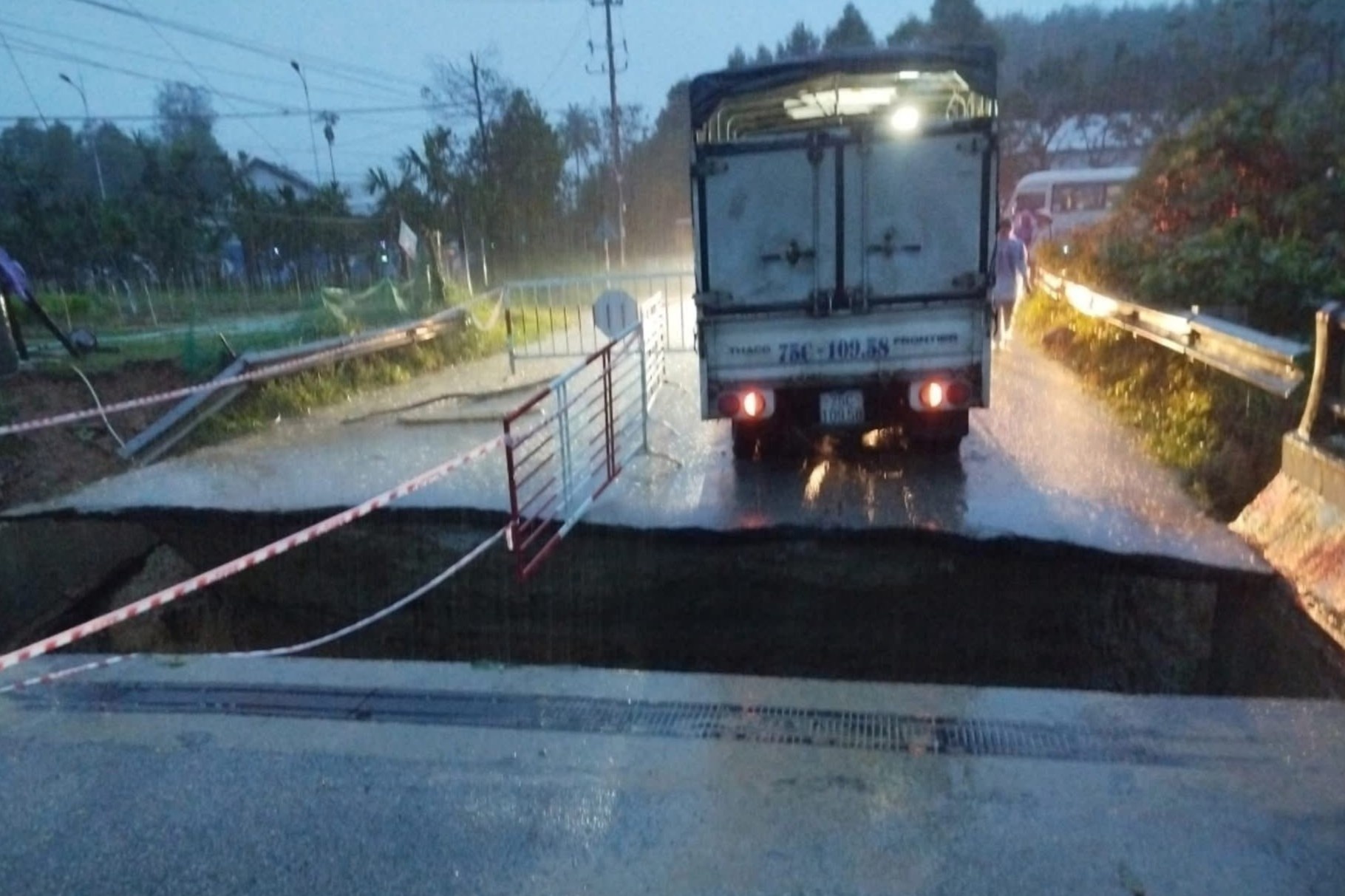 Canh lu du doi cuon sap cau o Hue hinh anh