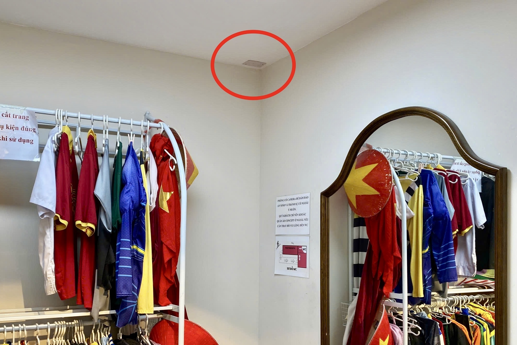 Vu co gai bi tung clip thay do len web den: Tiem photobooth go camera hinh anh