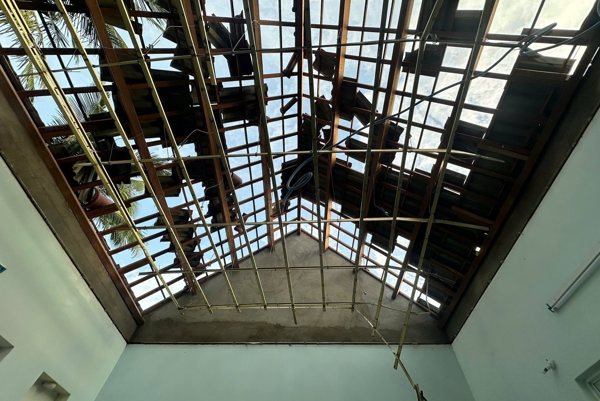 Nha xo xac, tau be bi song danh nat o Dak Lak sau bao so 13 Kalmaegi hinh anh