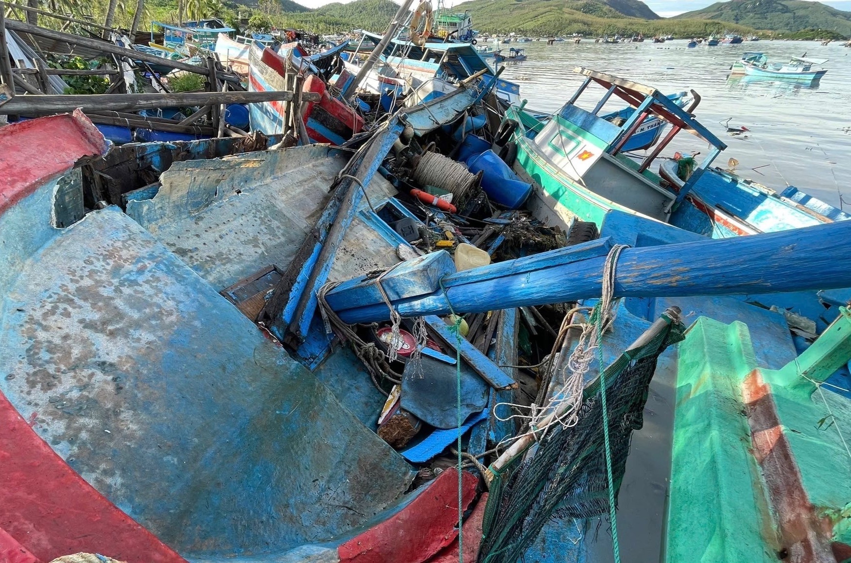 Canh xo xac, tau be bi song danh nat o Dak Lak sau bao so 13 Kalmaegi hinh anh