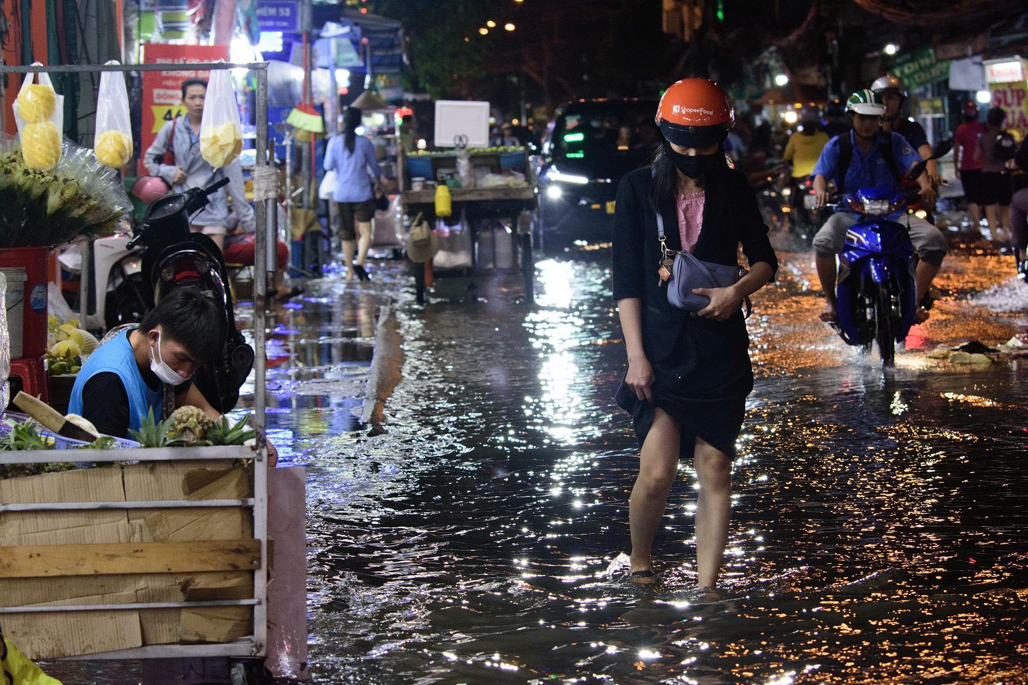 Trieu cuong dat dinh, nguoi dan TP.HCM vat va giua bien nuoc hinh anh