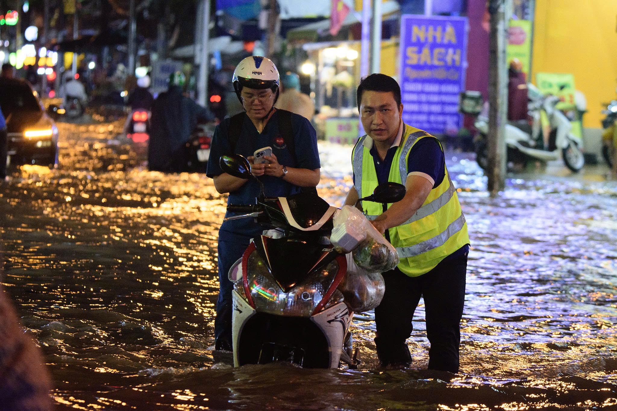 triều cường ở TP.HCM ảnh 14 trieu cuong o TP.HCM anh 14