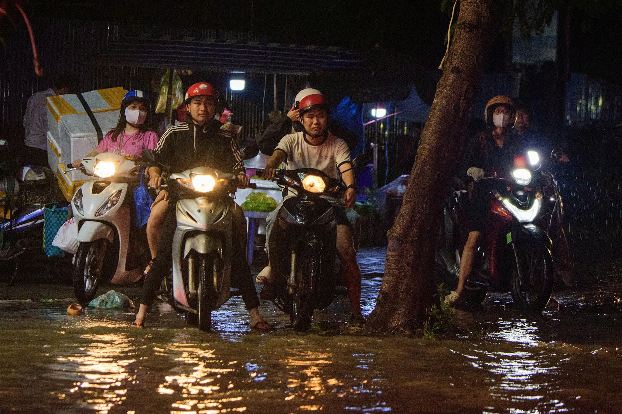 triều cường ở TP.HCM ảnh 15 trieu cuong o TP.HCM anh 15