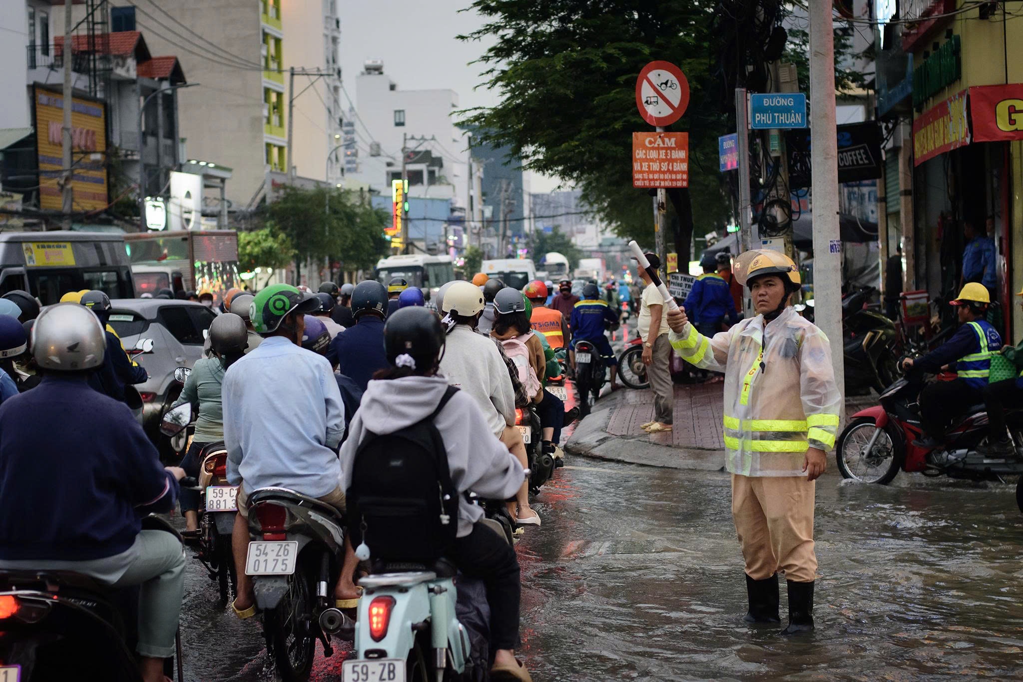 triều cường ở TP.HCM ảnh 5 trieu cuong o TP.HCM anh 5