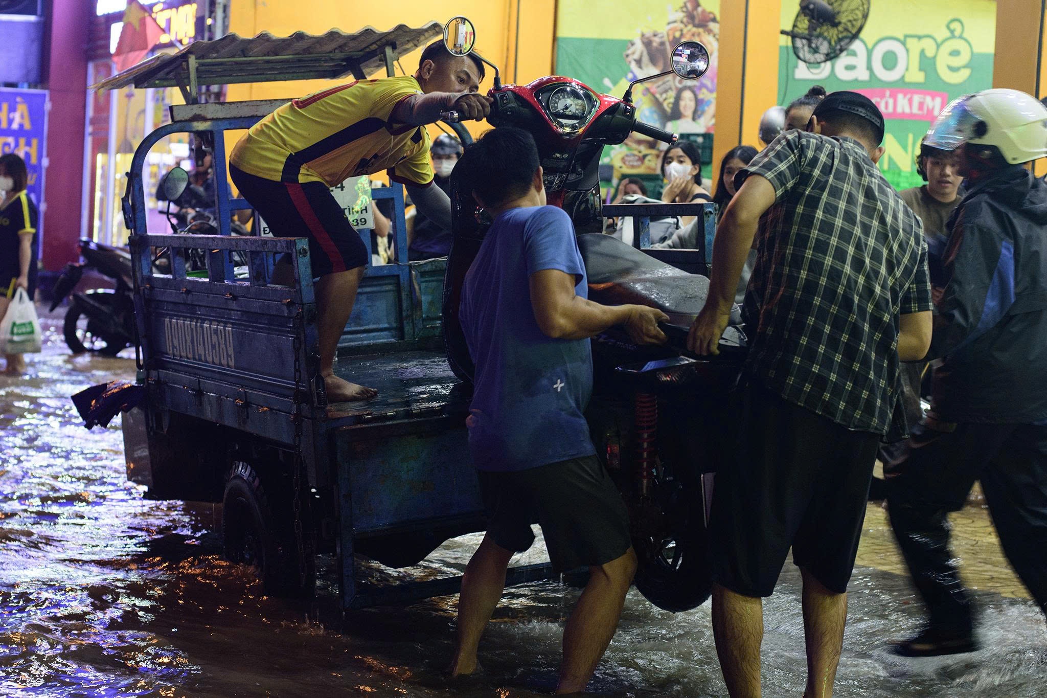 triều cường ở TP.HCM ảnh 7 trieu cuong o TP.HCM anh 7