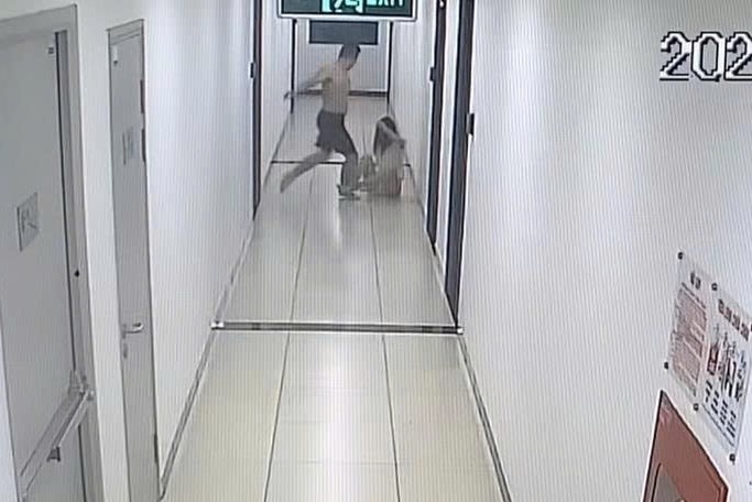 Clip chong danh vo da man o chung cu tai Ha Noi hinh anh