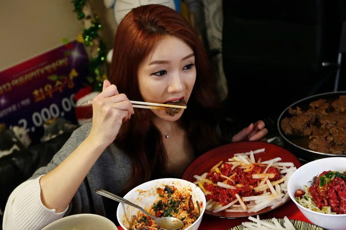 Nha hang Han Quoc cam khach an mot minh vi 'khong ban su co don' hinh anh