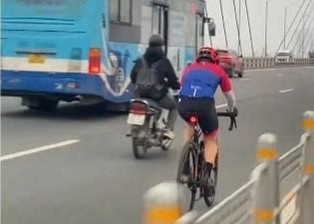 Nhom nguoi dap xe vao lan oto tren cau Nhat Tan gay buc xuc hinh anh