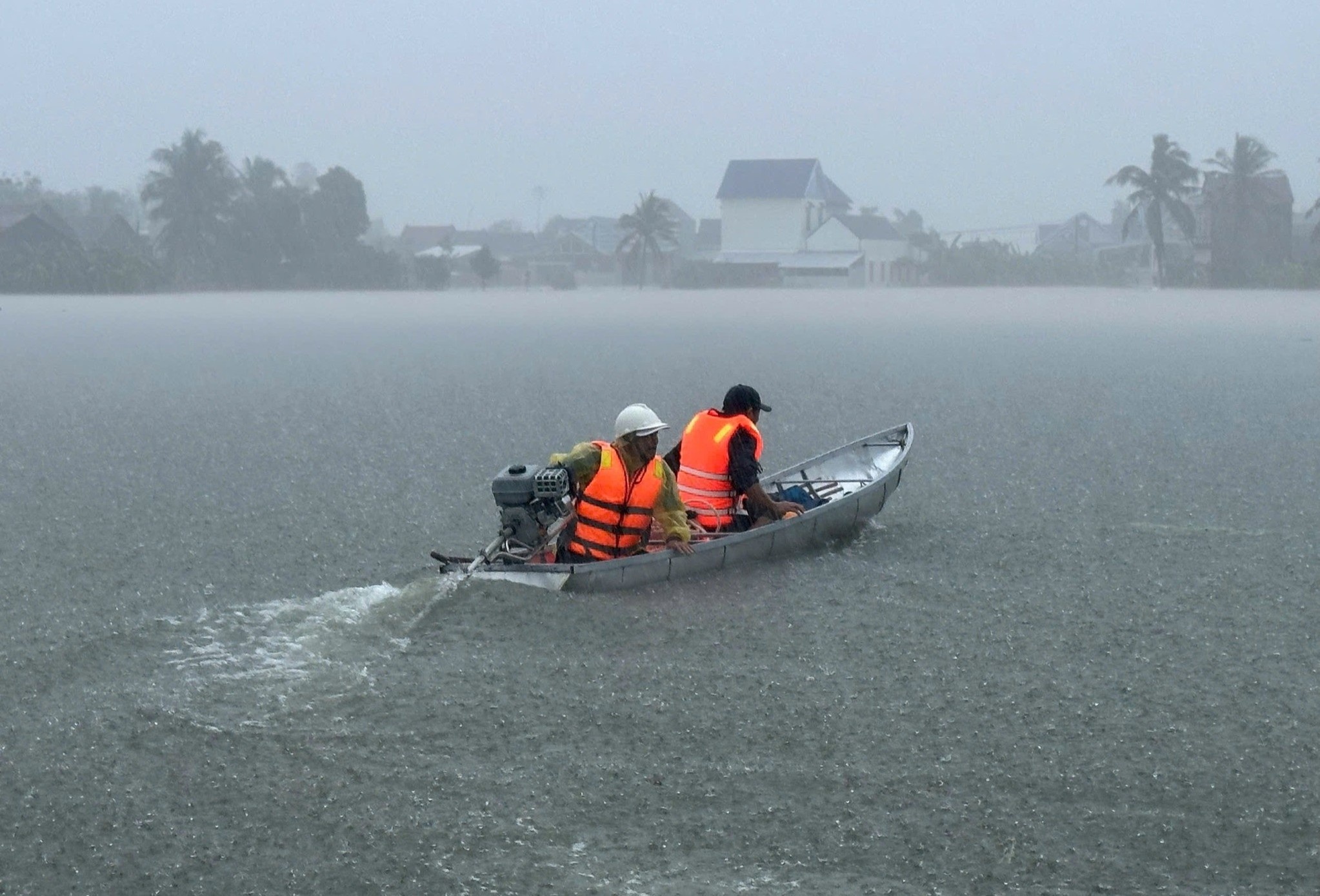 Dak Lak, Gia Lai van mua trang troi, lu du 'nuot chung' duong sa hinh anh