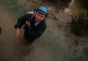 Xe chet may giua bien nuoc, cha gia vay oto xin cho con trai di nho hinh anh