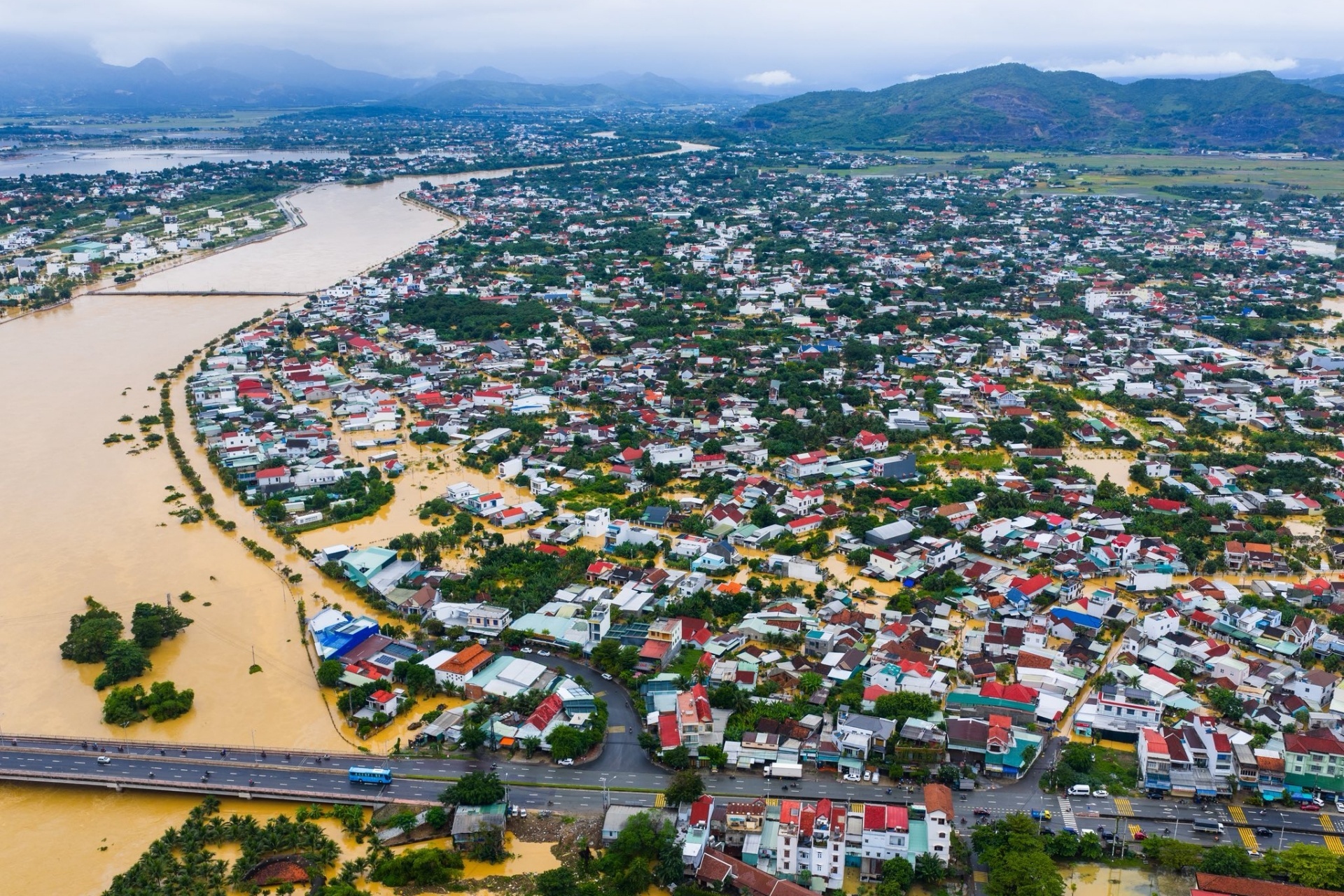 Mien Trung oan minh vi lu lich su: Thiet hai nang ne tu nui den bien hinh anh