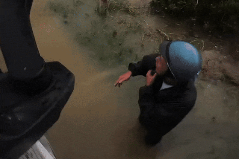 Cha gia vay oto xin cho con di hoc giua duong ngap o Hue gay xuc dong hinh anh