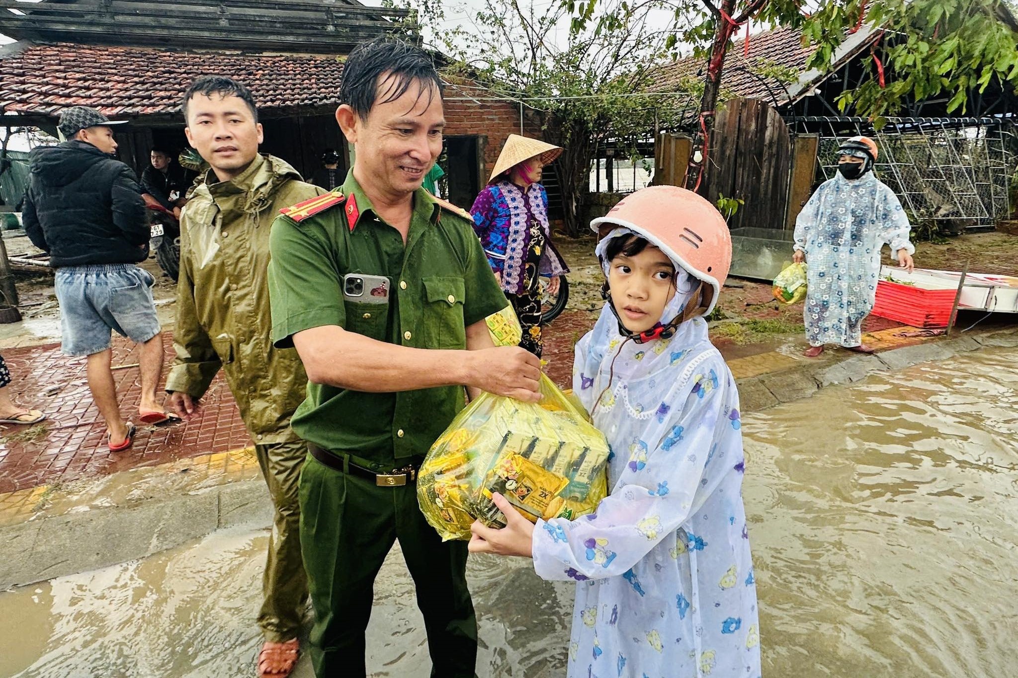 Loi nhan ba con vung 'ron lu' Dak Lak khi nhan do cuu tro gay xuc dong hinh anh
