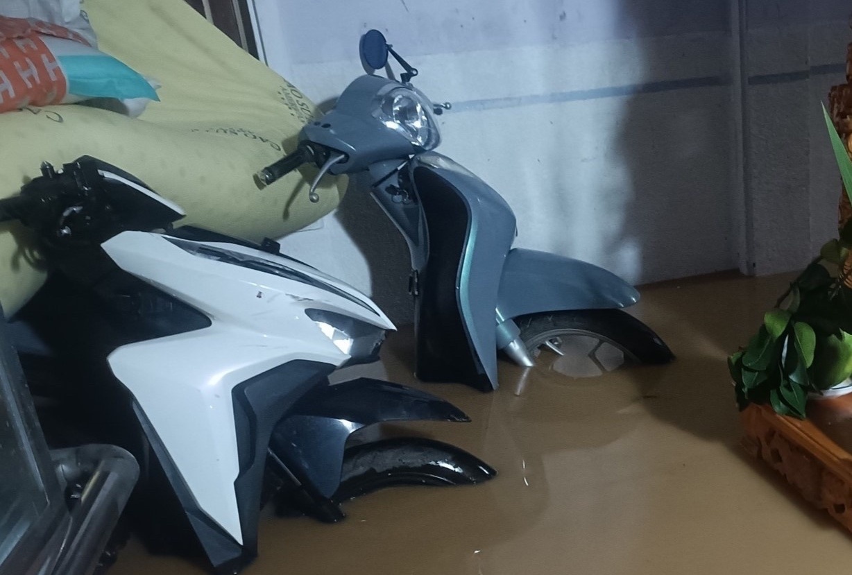 Lu ao ao ve trong dem, nguoi dan Lam Dong bo cua thao chay hinh anh