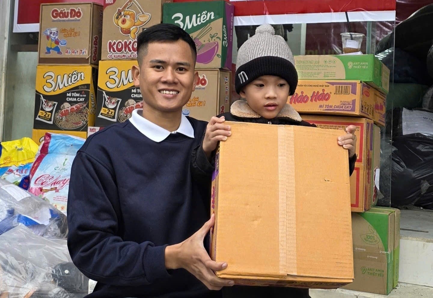 Mon qua yeu thuong tu Hue gui hoc tro vung lu Dak Lak hinh anh