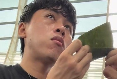 Anh chang co an banh bot loc giua san bay vi khong the mang sang Nhat hinh anh