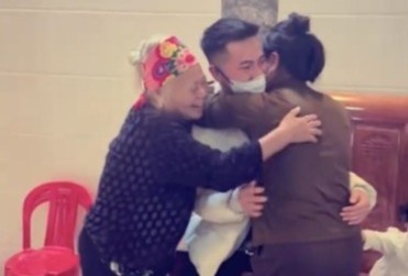 Clip me bat khoc khi con trai di Nhat 4 nam len ve nha hinh anh