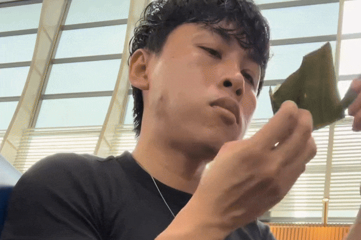 Khách ở sân bay TP.HCM cố ăn 30 cái bánh bột lọc vì cấm đem sang Nhật