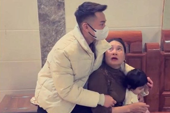 Me bat khoc khi con trai di Nhat 4 nam bong ve len om minh hinh anh