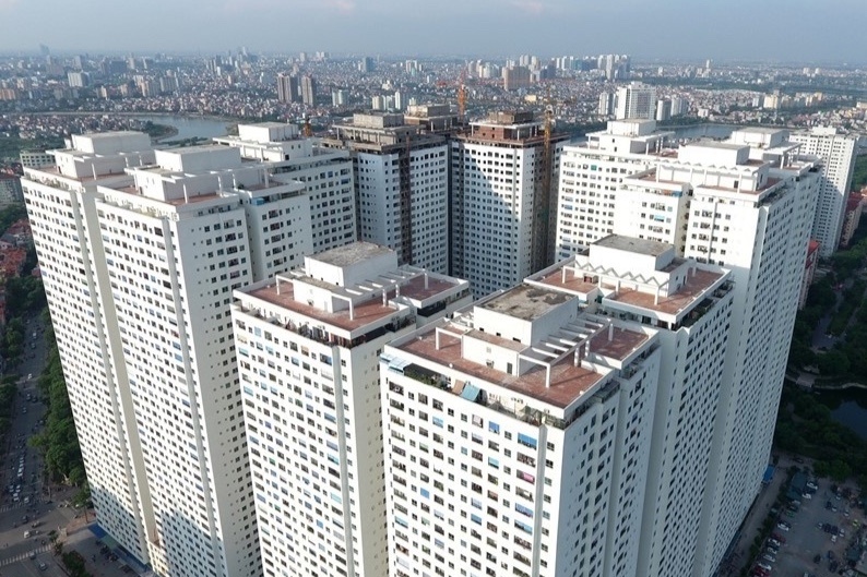 Chung cu 40.000 dan cam xe dien: An toan hay bat cap? hinh anh