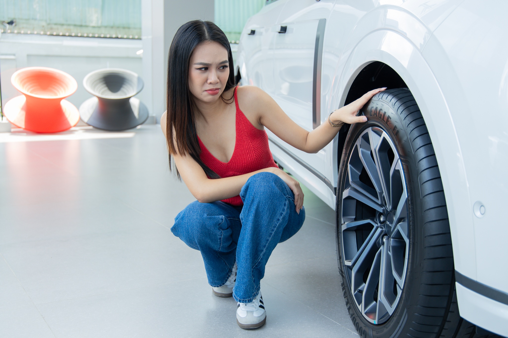 Chung cu 40.000 dan cam xe dien: An toan hay bat cap? hinh anh