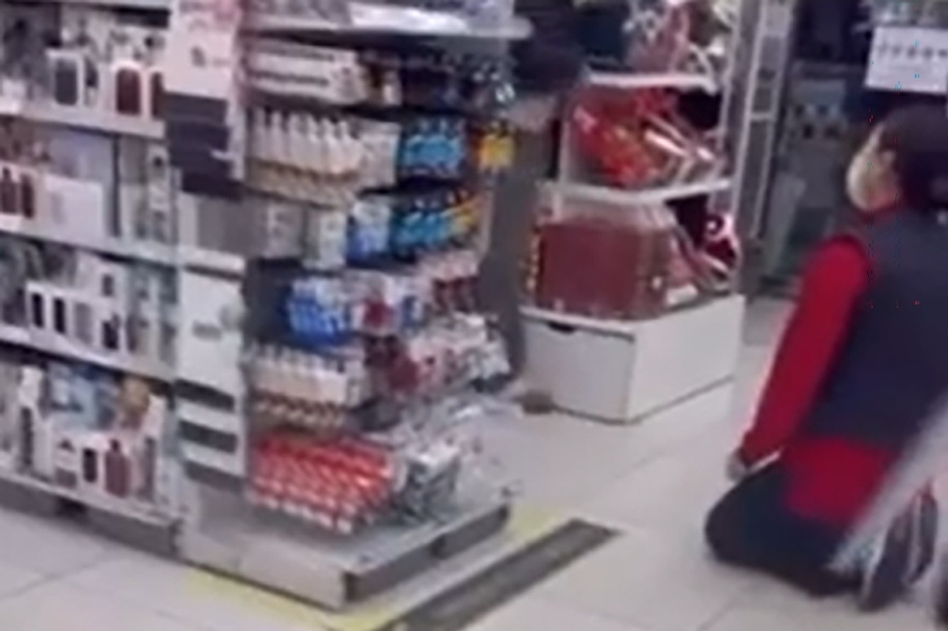 Ba me bat nhan vien quy goi xin loi o Daiso Han Quoc gay phan no hinh anh