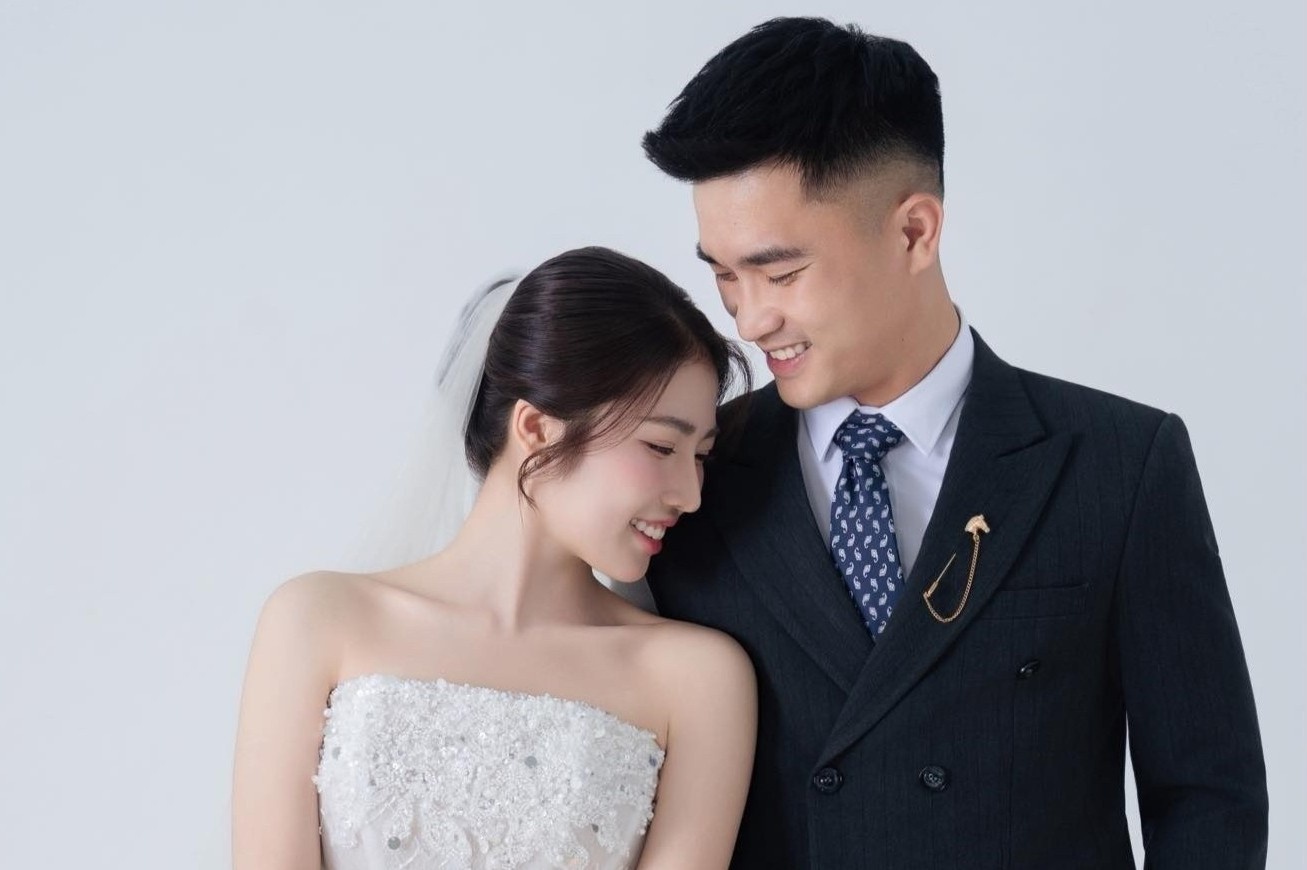 Cau thu Dang Van Lam cuoi hinh anh