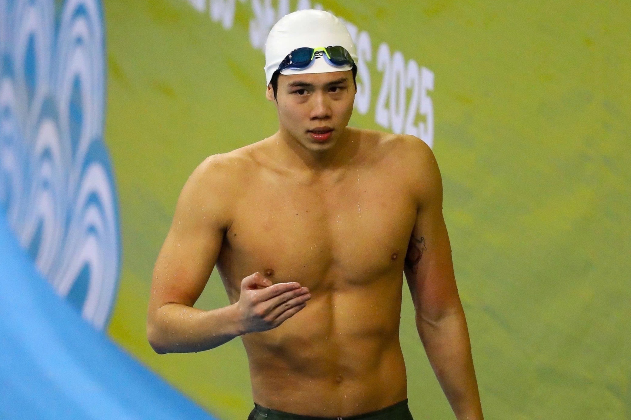 Than hinh vam vo cua em trai Anh Vien hinh anh