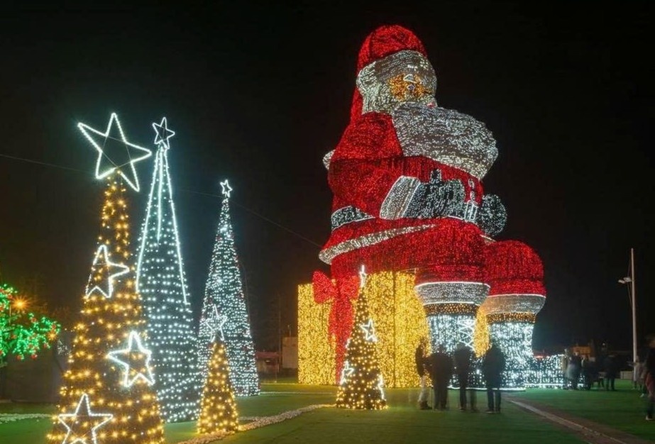 Ong gia Noel lon nhat the gioi, cao bang toa nha 7 tang hinh anh