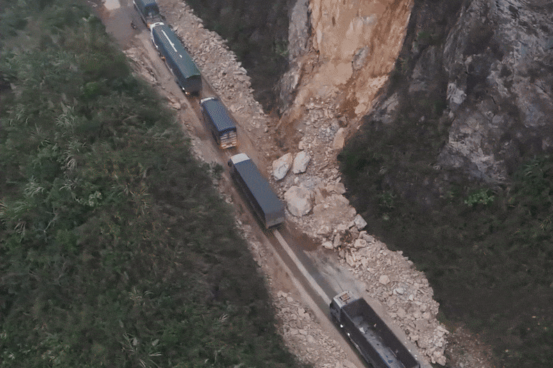 Hien truong vu sat lo o deo Thung Khe nhin tu tren cao hinh anh