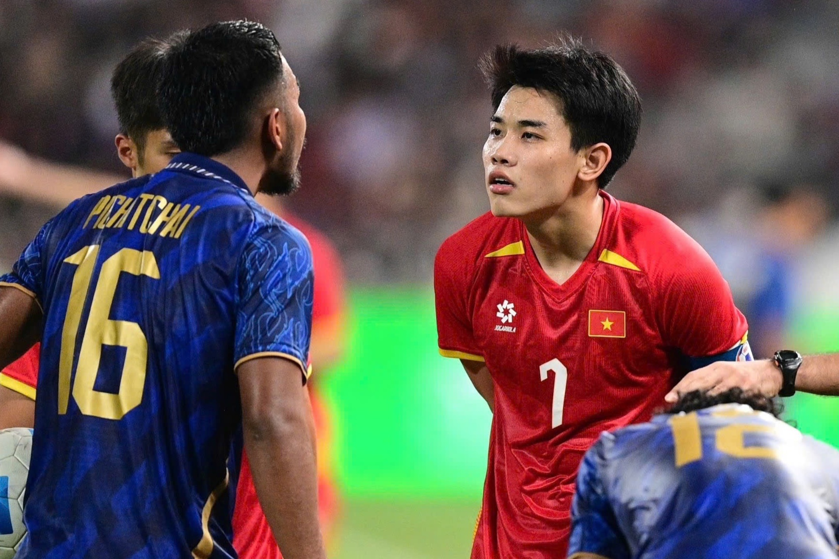 Khoanh khac viral cua Dinh Bac, Thanh Nhan o chung ket SEA Games 33 hinh anh