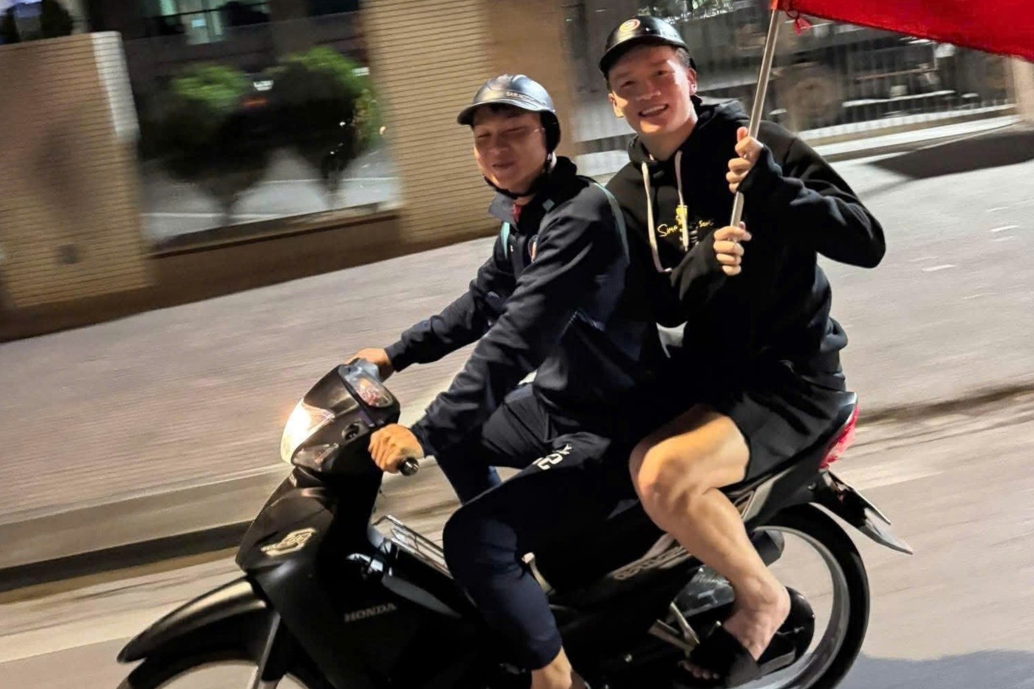 Hoang Duc, Quang Hai do khoc do cuoi trong lan dau tien 'di bao' hinh anh