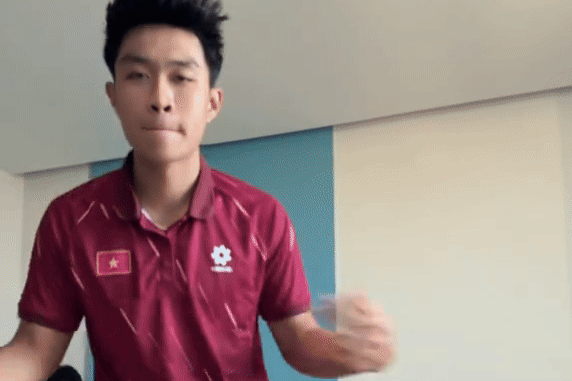 Hinh anh hai huoc cua Ly Duc, Tran Trung Kien truoc khi U22 ve nuoc hinh anh